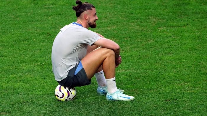 Ruptură între Ange Postecoglou și Radu Drăgușin. Starul Jamie Carragher a vorbit despre „fricțiuni” între manager și fotbalistul român și a dezvăluit principalul motiv pentru care joacă foarte puțin la Tottenham