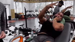 Dorian Popa, vizită la baza din Berceni a lui FCSB. Cum i-a surprins pe jucătorii lui Gigi Becali. Apariție surprinzătoare în sala de forță a roș-albaștrilor. „Nu divulgăm pacientul din motive de confidențialitate!” | VIDEO & FOTO