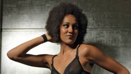 O româncă stârnește imaginația francezilor. FOTO | Voleibalista Nneka Onyejekwe a pozat pentru calendarul lui RC Cannes