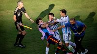 „Taci, prostule, că te-au pus la pământ și te-au mâncat”. Gavi, subiect de bășcălie în vestiarul Spaniei după bătaia cu Paredes