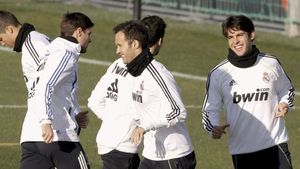 VIDEO Real Madrid și-a prezentat echipamentul oficial!** Îi vom vedea pe Cesc și "Kun" Aguero jucând în alb?