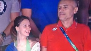 Imaginea fericirii! Iubita lui David Popovici, înfășurată în steagul României, s-a bucurat pentru medalia de aur de la 100 m lângă tatăl campionului mondial