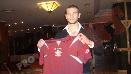 FOTO EXCLUSIV Gauracs a semnat cu Rapid!** 'Vreau să marchez cu Steaua și Dinamo'