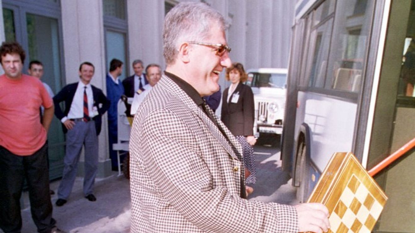 Mitică și-a pierdut ceasul la table!