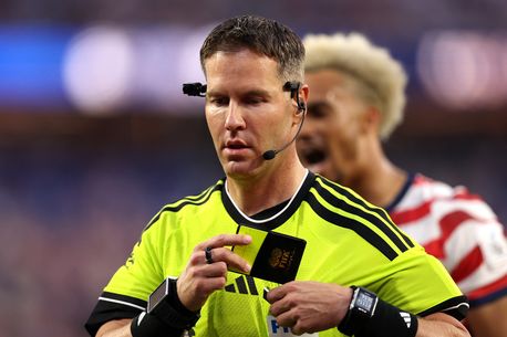 Poza pentru articolul CM 2026 Gata! VAR a intervenit în SUA – Paraguay pentru noua regulă, eroarea „identitate greșită”. Ce decizie a luat arbitrul după ce a fost chemat la monitor