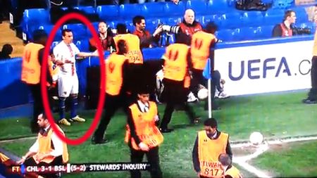 Imagini desprinse parcă din 'filmele cu proști'!** VIDEO EPIC - Returul dintre Chelsea și Basel, cadrul unei scene memorabile. De ce au fost în stare stewarzii