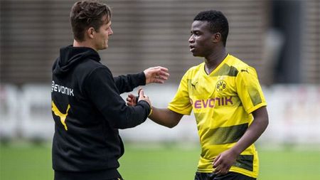 VIDEO | Va fi noul fenomen al fotbalului mondial? Un puști de la Dortumnd U17 își distruge toți adversarii, deși este cu CINCI ani mai mic. FOTO: Cum arată Moukoko la 12 ani :)