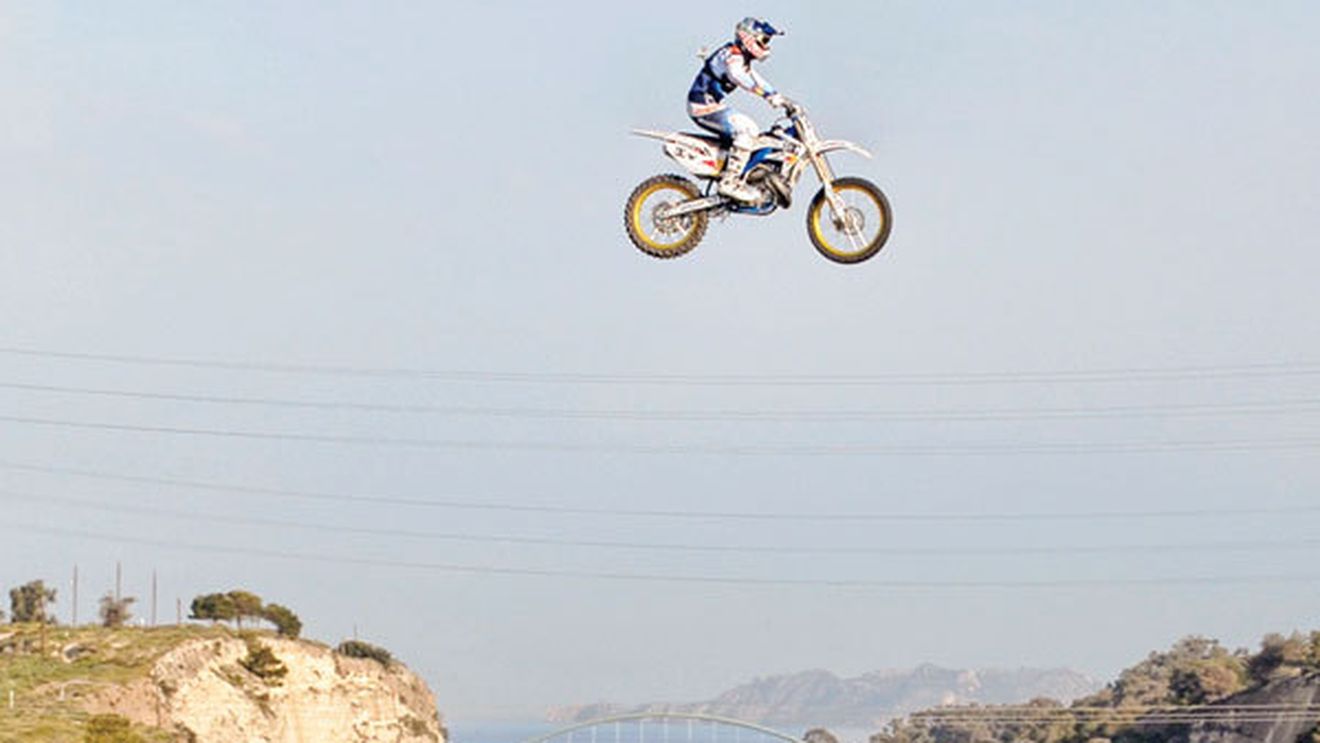 VIDEO La naiba cu gravitația! Vezi niște sărituri incredibile!