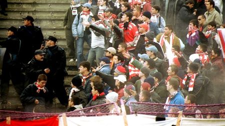 Microbuz al suporterilor dinamoviști, atacat cu pietre și bâte într-o benzinărie în Lugoj