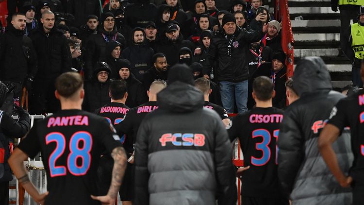 Ultrașii FCSB au vrut să vandalizeze mașinile fotbaliștilor lui Gigi Becali. Reacția lui Gheorghe Mustață