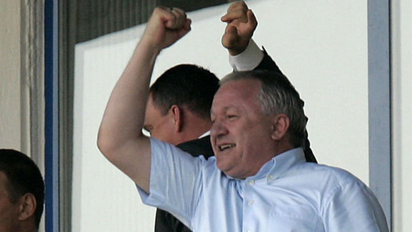 "Poate că Istrate avea o problemă și a fluierat mai devreme ca să nu se întâmple pe teren!** Bine că n-a chemat jucătorii mâine" :)