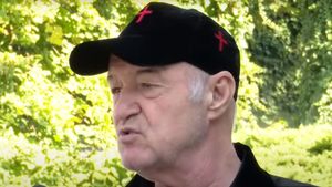 Gică Hagi a turbat de furie după ce FCSB a câștigat cu un penalty controversat și a atacat arbitrajul. Ce reacție are Gigi Becali despre patronul campioanei României: „Fiecare om se supără” | VIDEO