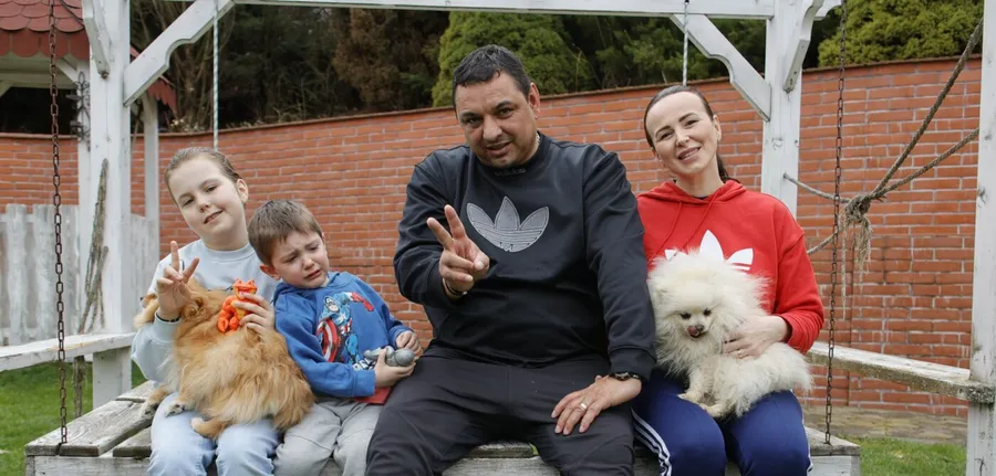 Ionel Ganea, în curtea casei din Gra Văii, alături de soție, nepotul David și fiica Ioana Maria 