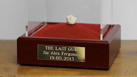 Fanii lui Sir Alex se bat pe ultima gumă mestecată de scoțian la un meci de fotbal! La ce preț a ajuns licitația