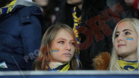 Protest în rime după primul meci de fotbal interzis bărbaților!** "Cum de ești răbdător? Cum poți? / Mă-ntreab-a mea iubită / „Ce slabi au fost, să plece toți! În frunte cu Răchită"