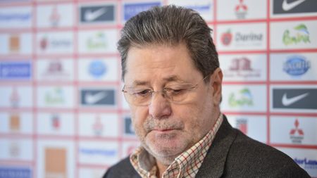 În numele tatălui. Unul dintre elevii lui Cornel Dinu povestește cum l-a pedepsit „Mister” din cauza părintelui său. „Nu o să uit. Mi-a dat un fluier pe spate de m-a durut două săptămâni”. EXCLUSIV