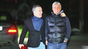 Becali: "Nu mă prezint la Steaua-Dinamo dacă se joacă de Paște!"/** Cîrțu: "N-avem ce face!"