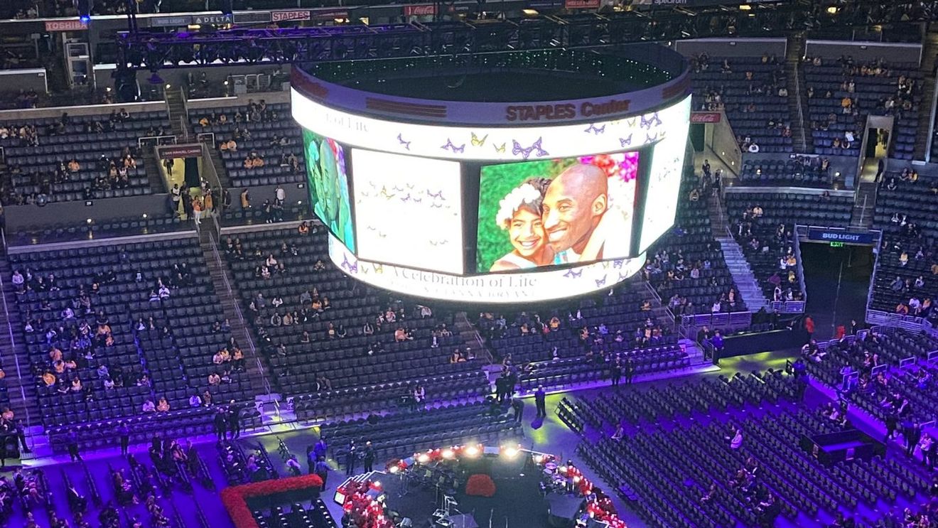 O româncă a fost invitată la ceremonia în care a fost comemorat Kobe Bryant. „Ne-am uitat unul la altul și mi-a zis: «Nu știu de unde a învățat asta!»”