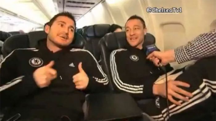VIDEO** Terry, VEDETĂ‚ în timpul zborului către București! Ce jucător al lui Chelsea "citea" o revistă pentru adulți