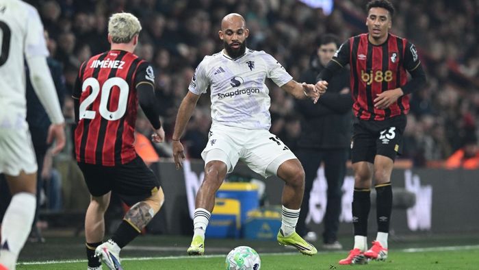 Fotbalistul din Premier League, dat afară pentru că a fost prins că dădea mesaje unei fete de 15 ani