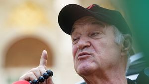 Gigi Becali negociază acum, la Palat, transferul vedetei lui Gică Hagi! Impresarul atacantului Louis Munteanu e acum în tratative directe cu patronul FCSB: cât e dispus să dea pentru a-l cumpăra de la Fiorentina