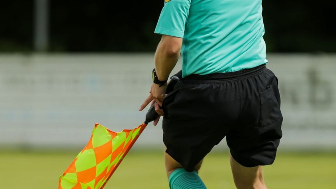 Problemele continuă în Liga 2! Patru arbitri au fost depistați pozitiv după testarea pentru coronavirus