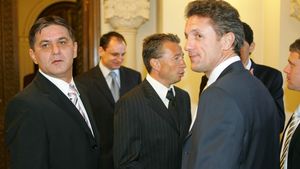 Lăcătuș: "Nu poți să ai în teren șase jucători în costum, trebuie și cărăuși"