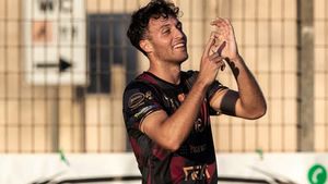 Un jucător format la Academia Barcelonei, ultima dată în Italia, a semnat cu un club din Liga 2 care se ferește să spună că atacă promovarea