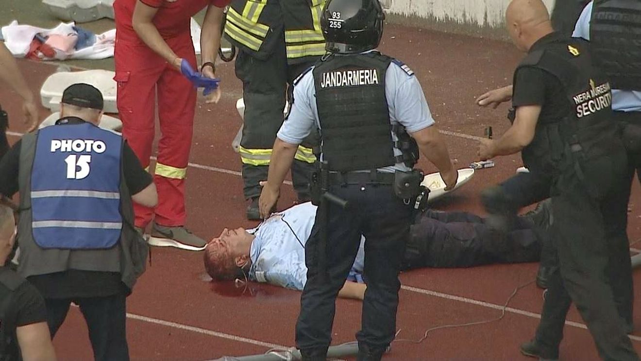 7 ani și 6 luni de închisoare pentru un fan al lui U Cluj! Tribunalul l-a încadrat la tentativă de omor pentru că a lovit un jandarm cu scaunul în cap
