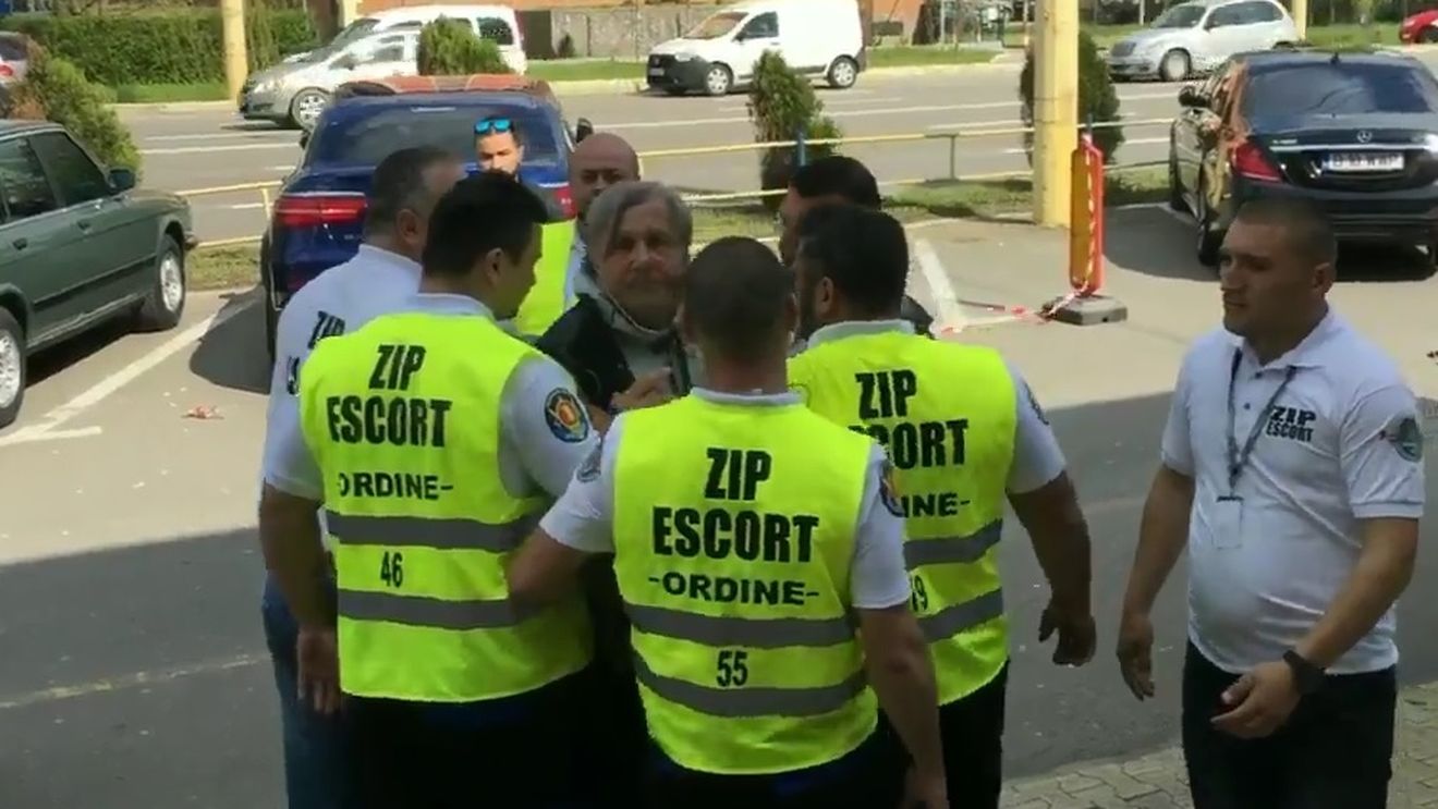 Scandal uriaș în Fed Cup | Evacuat din arenă după ce le-ar fi numit "c&^ve nenorocite" pe britanice, Ilie Năstase a amenințat și jignit o jurnalistă engleză: "Ești și urâtă, și proastă!" ITF i-a ridicat acreditarea lui "Nasty", care nu va lua parte la meciurile de duminică