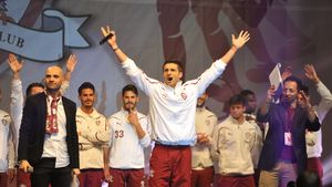 Cronica unei ședințe tensionate în Giulești. Mesajul lui Daniel Niculae și Pancu către rapidiști: "Mergem cu proiectul Primăriei! Dânșii au tras toate sforile necesare!". Răspunsul dur al suporterilor care se opun: "Nu vrem asistență socială! Susținem principiile pe care s-a înființat Rapid"