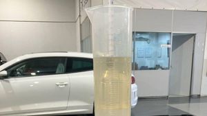 Ce au pățit 100 de oameni care au băgat benzină amestecată cu apă. Ce au descoperit când au testat combustibilul i-a șocat, iar costurile sunt imense