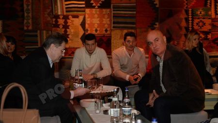 Șefii au făcut cinste cu o shaorma. FOTO: 'Câinii' au petrecut la un restaurant cu specific turcesc 