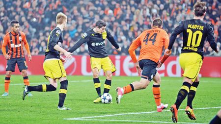 Luce are clovni în apărare!** Șahtior a remizat cu Dortmund (2-2) în turul "optimilor" Ligii, după gafe imense la cele două goluri primite
