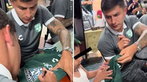 Îți dau lacrimile instant. Un copil n-a avut bani pentru tricoul echipei favorite și s-a dus să ia autograf pe o bluză cu ursuleț: ce a urmat a devenit viral în toată lumea!