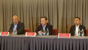 Galeria dinamovistă face pact cu rivalii pentru a cumpăra clubul de la Ionuț Negoiță! Câți bani au strâns până acum și care e marea lor dorință: "Domnule Mircea Lucescu, vino acasă!"