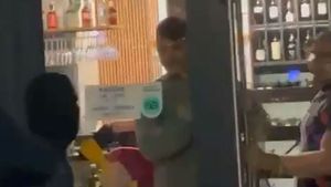 Război ca în filme între suporterii Universității și cei ai lui FC U Craiova! Andrei Preda, zis „Gogoașă”, atacat la restaurant cu un topor! Fanii echipei lui Mihai Rotaru și-au ascuns fețele cu cagule: „Ieși afară!” | VIDEO