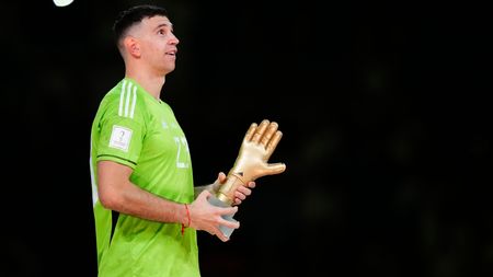 Gest obscen incredibil al portarului Emiliano Martinez, după ce a primit „mâna de aur”, trofeul pentru cel mai bun portar de la Cupa Mondială din Qatar! | VIDEO