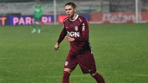 Minus 11 milioane de euro: în pragul insolvenței, CFR Cluj a anunțat oficial la cât a scăzut prețul lui Louis Munteanu! Gigi Becali deja își face calculele