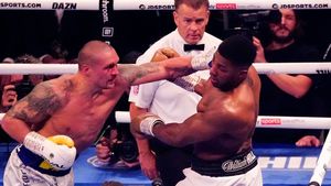 Campionul mondial la box Oleksandr Usyk s-a întors în Ucraina și s-a alăturat trupelor de apărare din Kiev! Mesaj tulburător: „E datoria mea! Sufletul îi aparține Domnului, dar trupul și onoarea aparțin țării și familiei mele”