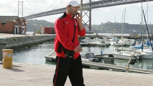 Big Brother în "Groapă"!** "Câinii" cred că șefii au dat ordin să le fie ascultate telefoanele!