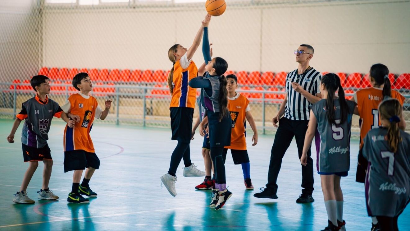 NBA a ajuns la Pucioasa și la Valea Călugărească! „Bucuria copiilor este bucuria familiilor. Nu ai cum să nu te încarci cu energie, cu emoție, când le vezi entuziasmul”. GALERIE FOTO