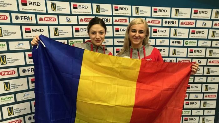Românca Iulia Dumnaska, născută în Ucraina, predă o lecție de patriotism: "La imn, îmi vine să plâng de fericire! Limba am învățat-o în trei luni. Mi-a fost greu să pronunț î și i". Ea e "îngerul păzitor" dintre buturile naționalei la Europeanul de handbal