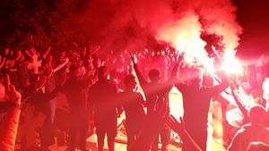 Atmosferă emoționantă la mormântul lui Cătălin Hîldan. Suporterii lui Dinamo au aprins torțe și au cântat pentru „Unicul Căpitan” la 23 de ani de la dispariția sa | FOTO & VIDEO