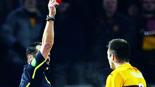 Suspendat 20 de luni** după ce a vrut să-i bage fluierul pe gât arbitrului!