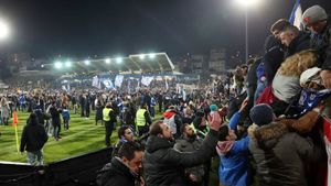 Au evitat tragedia în ultimul moment? GALERIE FOTO | Stadionul a crăpat și meciul a fost întrerupt! Cum arată găurile din fundația arenei