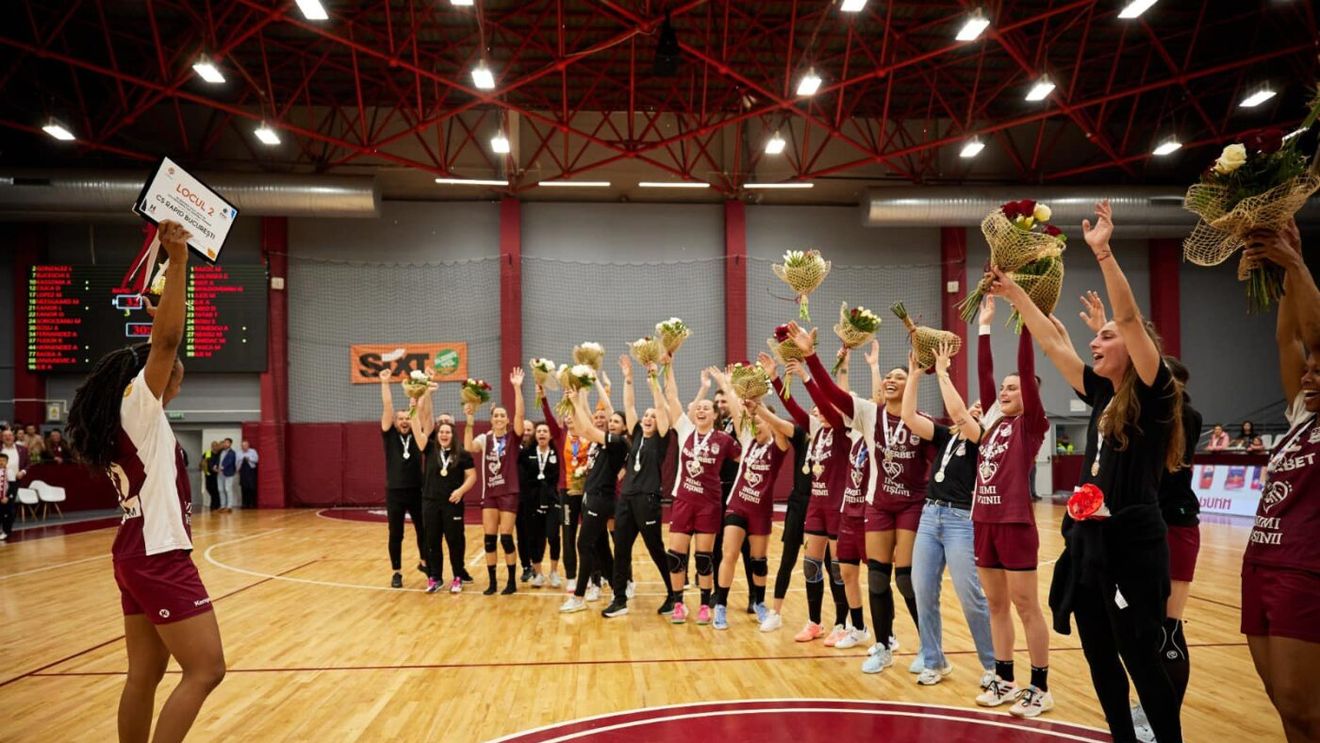 Final de campionat în Liga Florilor! Thriller pentru a se stabili ultima echipă care merge la baraj, Corona Brașov salvează sezonul cu un nou meci greu de explicat în care oaspeții au folosit junioarele în repriza a doua: întoarce de la 15-23 cu Vâlcea și câștigă cu 38-34! Rapid a primit medaliile de argint fără să bată acasă