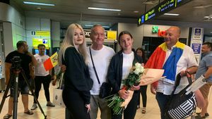 Alexia Ioana Tatu, noua campioană de la Wimbledon, s-a întors la 3 noaptea în țară! Cine a așteptat-o la aeroport |  FOTO & VIDEO