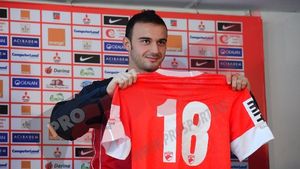 Tudose, prezentat oficial** "Toate transferurile de la Steaua la Dinamo au fost de bun augur!" "Câinii" mai anunță venirea unui jucător