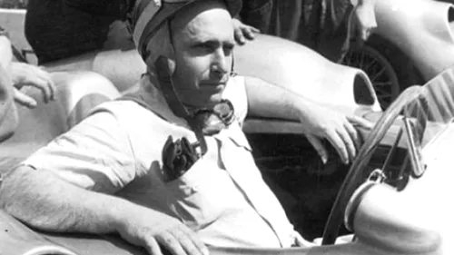 Trupul cvintuplului campion mondial de Formula 1 Juan Manuel Fangio a fost exhumat